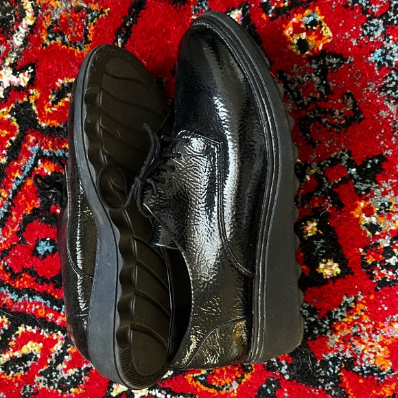 Clarks Oxford Shiny black platform shoes - Picture 3 of 6